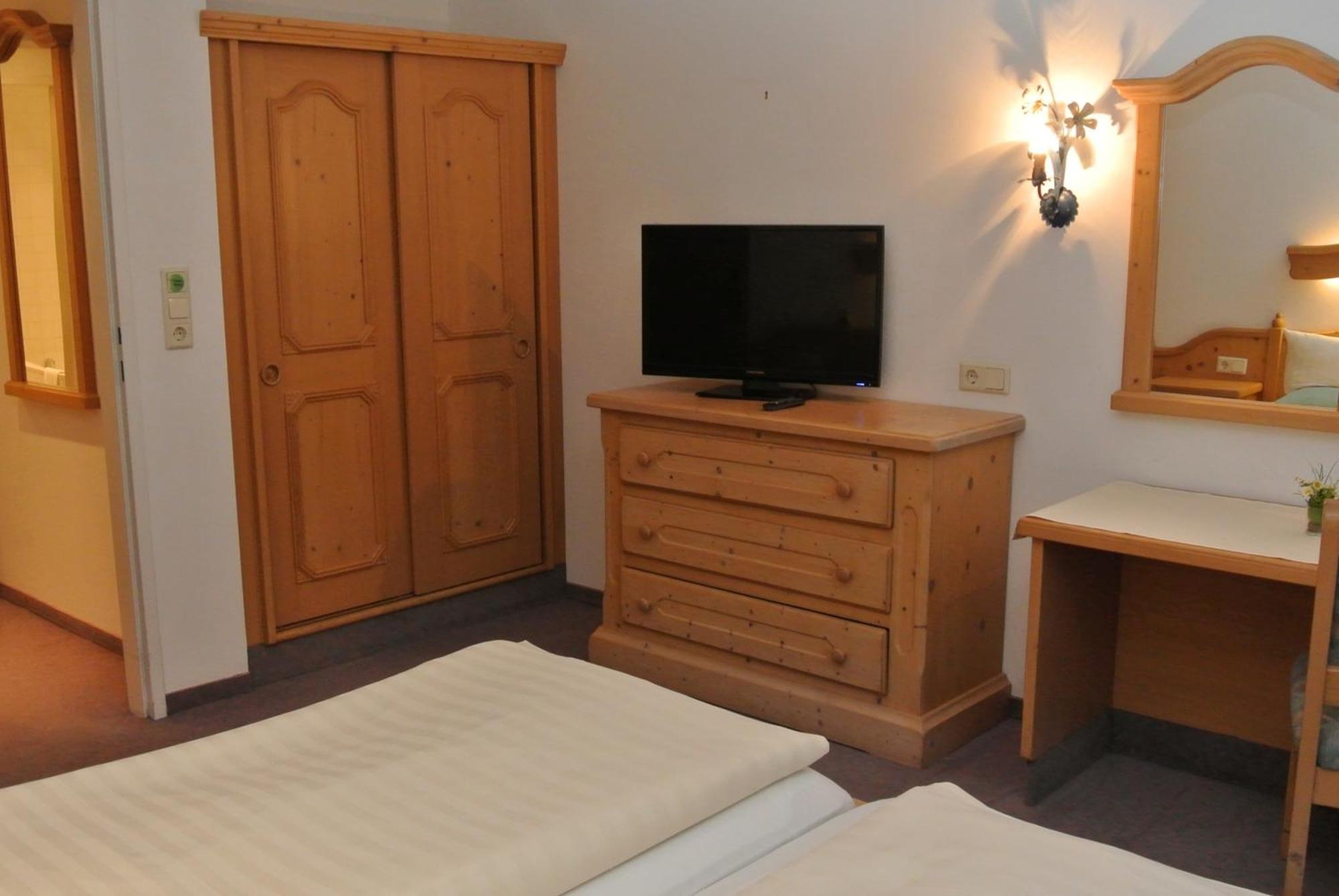 Hotel Gruberhof Innsbruck Igls B&B Rum bild